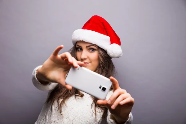 Meisje glimlachend en selfie maken op mobiele telefoon — Stockfoto