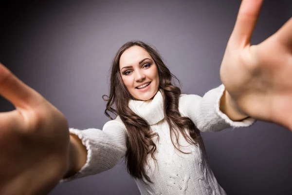 Una mujer atractiva haciendo foto selfie — Foto de Stock