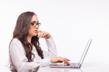 İş kadını ile dizüstü bilgisayar pc kullanarak gözlük
