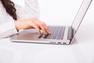 İş kadını ile dizüstü bilgisayar pc kullanarak gözlük