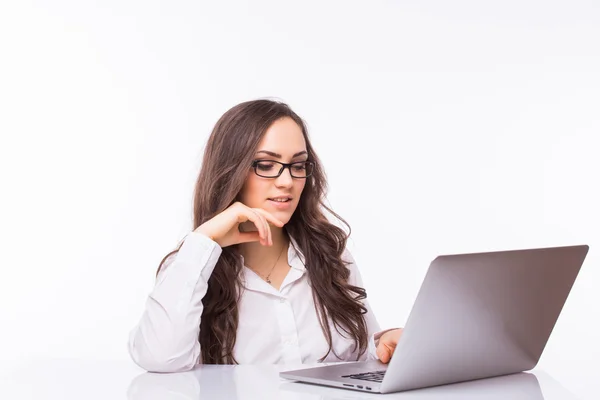 Donna d'affari con occhiali utilizzando computer portatile pc — Foto Stock