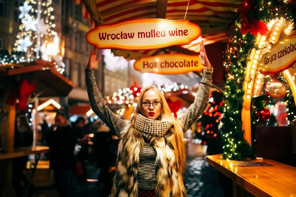 축제 크리스마스 merket에 웃는 아름 다운 젊은 여자의 거리 초상화. — 스톡 사진