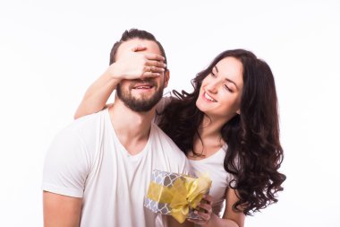 Çekici mutlu kadın erkek arkadaşları ona Sevgililer günü için hediye veriyor gözleri tutan büyük dişlek gülümseme ile