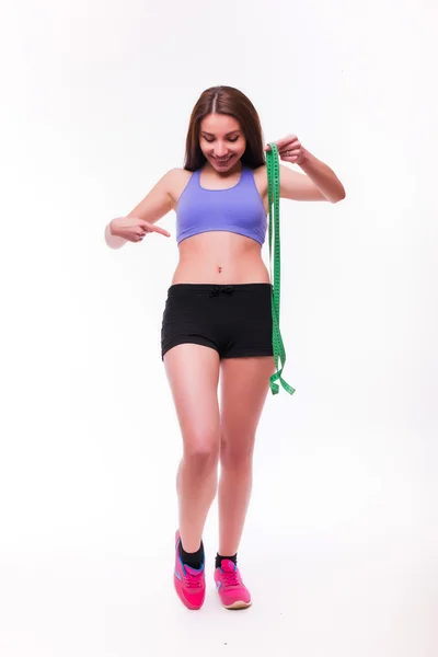 フィットして、健康な若い女性彼女の腰を測定 — ストック写真