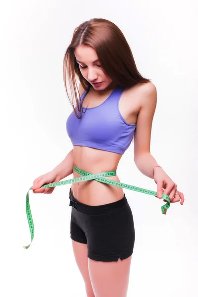Apto e saudável jovem senhora medindo sua cintura — Fotografia de Stock
