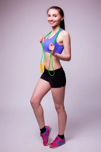 Mujer con figura deportiva saludable con cuerda para saltar — Foto de Stock