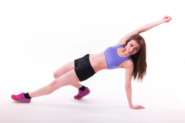 Mujer joven haciendo ejercicio físico — Foto de Stock