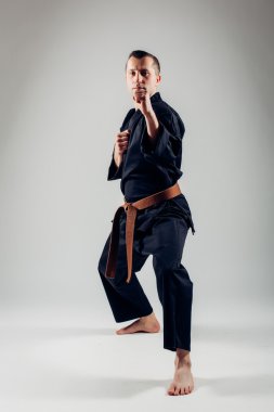 Turuncu kemer karate avcı eğitim ile genç erkek.