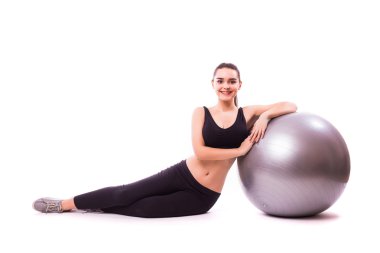 kadın yapma egzersiz pilates topu ile
