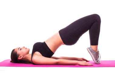 Tahta egzersiz yaparak ince fitness genç kadın sporcu kız