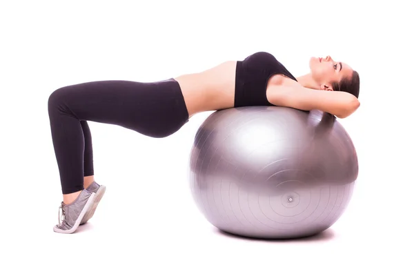 Mujer haciendo ejercicio con pelota de pilates — Foto de Stock