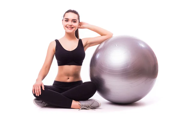 Mujer haciendo ejercicio con pelota de pilates — Foto de Stock