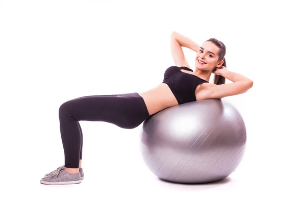 Mujer haciendo ejercicio con pelota de pilates — Foto de Stock