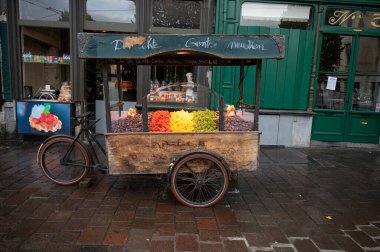 Bir cuberdon, külah şeklinde Belçika şekeri. Hollanda 'da 