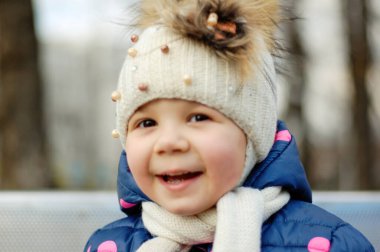 Sevimli Çocuk Mahalle Oyun Bahçesinde Güzel Zamanlar ve Maceralar Geçiriyor. Parkta oynayan sağlıklı, mutlu bir bebek. Çocuklar için şık kıyafetler.