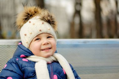 Sevimli Çocuk Mahalle Oyun Bahçesinde Güzel Zamanlar ve Maceralar Geçiriyor. Parkta oynayan sağlıklı, mutlu bir bebek. Çocuklar için şık kıyafetler.