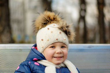 Sevimli Çocuk Mahalle Oyun Bahçesinde Güzel Zamanlar ve Maceralar Geçiriyor. Parkta oynayan sağlıklı, mutlu bir bebek. Çocuklar için şık kıyafetler.