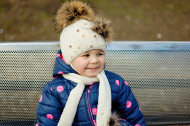 Sevimli Çocuk Mahalle Oyun Bahçesinde Güzel Zamanlar ve Maceralar Geçiriyor. Parkta oynayan sağlıklı, mutlu bir bebek. Çocuklar için şık kıyafetler.