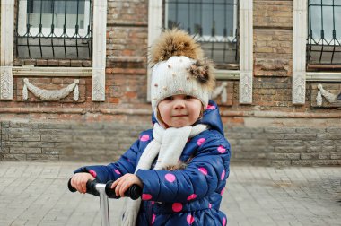 Sevimli Çocuk Mahalle Oyun Bahçesinde Güzel Zamanlar ve Maceralar Geçiriyor. Parkta oynayan sağlıklı, mutlu bir bebek. Çocuklar için şık kıyafetler.