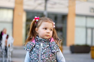 Sevimli Çocuk Mahalle Oyun Bahçesinde Güzel Zamanlar ve Maceralar Geçiriyor. Parkta oynayan sağlıklı, mutlu bir bebek. Çocuklar için şık kıyafetler.