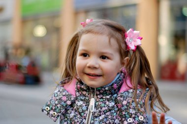 Sevimli Çocuk Mahalle Oyun Bahçesinde Güzel Zamanlar ve Maceralar Geçiriyor. Parkta oynayan sağlıklı, mutlu bir bebek. Çocuklar için şık kıyafetler.