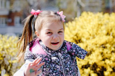 Sevimli Çocuk Mahalle Oyun Bahçesinde Güzel Zamanlar ve Maceralar Geçiriyor. Parkta oynayan sağlıklı, mutlu bir bebek. Çocuklar için şık kıyafetler.