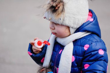 Sevimli Çocuk Mahalle Oyun Bahçesinde Güzel Zamanlar ve Maceralar Geçiriyor. Parkta oynayan sağlıklı, mutlu bir bebek. Çocuklar için şık kıyafetler.