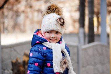 Sevimli Çocuk Mahalle Oyun Bahçesinde Güzel Zamanlar ve Maceralar Geçiriyor. Parkta oynayan sağlıklı, mutlu bir bebek. Çocuklar için şık kıyafetler.