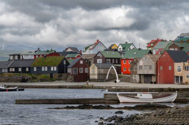 Nolsoy, Faroe Adaları manzaralı deniz kenarındaki renkli balıkçıların evleri geleneksel İskandinav cazibesini ve kıyı yaşam tarzını yansıtıyor..