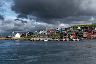 Nolsoy, Faroe Adaları manzaralı deniz kenarındaki renkli balıkçıların evleri geleneksel İskandinav cazibesini ve kıyı yaşam tarzını yansıtıyor..