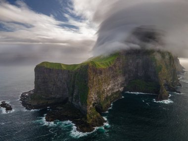 Danimarka 'nın Faroe Adaları, Kalsoy adasının yeşil tepelerindeki Kallur deniz fenerinin hava manzarası. Manzara fotoğrafçılığı. Yüksek kalite fotoğraf