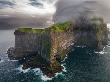 Danimarka 'nın Faroe Adaları, Kalsoy adasının yeşil tepelerindeki Kallur deniz fenerinin hava manzarası. Manzara fotoğrafçılığı. Yüksek kalite fotoğraf
