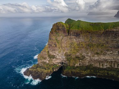 Danimarka 'nın Faroe Adaları, Kalsoy adasının yeşil tepelerindeki Kallur deniz fenerinin hava manzarası. Manzara fotoğrafçılığı. Yüksek kalite fotoğraf