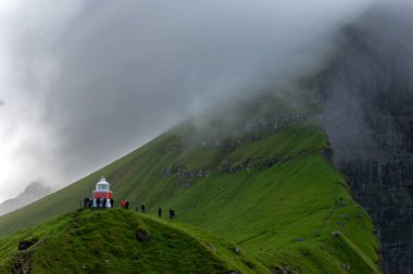 Kallur deniz feneri Kalsoy adasının yeşil tepeleri, Faroe adaları, Danimarka. Manzara fotoğrafçılığı. Yüksek kalite fotoğraf