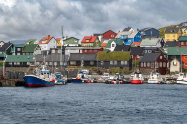 Nolsoy, Faroe Adaları manzaralı deniz kenarındaki renkli balıkçıların evleri geleneksel İskandinav cazibesini ve kıyı yaşam tarzını yansıtıyor..