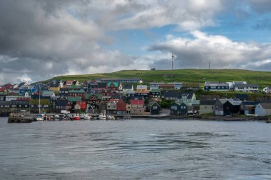 Nolsoy, Faroe Adaları manzaralı deniz kenarındaki renkli balıkçıların evleri geleneksel İskandinav cazibesini ve kıyı yaşam tarzını yansıtıyor..