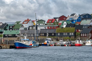Nolsoy, Faroe Adaları manzaralı deniz kenarındaki renkli balıkçıların evleri geleneksel İskandinav cazibesini ve kıyı yaşam tarzını yansıtıyor..