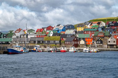 Nolsoy, Faroe Adaları manzaralı deniz kenarındaki renkli balıkçıların evleri geleneksel İskandinav cazibesini ve kıyı yaşam tarzını yansıtıyor..