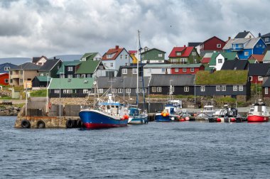 Nolsoy, Faroe Adaları manzaralı deniz kenarındaki renkli balıkçıların evleri geleneksel İskandinav cazibesini ve kıyı yaşam tarzını yansıtıyor..