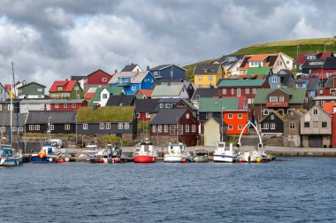 Nolsoy, Faroe Adaları manzaralı deniz kenarındaki renkli balıkçıların evleri geleneksel İskandinav cazibesini ve kıyı yaşam tarzını yansıtıyor..