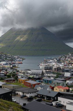 Faroe Adaları, Danimarka, Kuzey Atlantik 'teki fiyort ve dağların arasına yerleşmiş Klaksvik şehrinin nefes kesici panoramik manzarası..