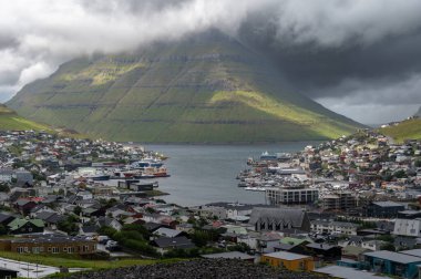 Faroe Adaları, Danimarka, Kuzey Atlantik 'teki fiyort ve dağların arasına yerleşmiş Klaksvik şehrinin nefes kesici panoramik manzarası..