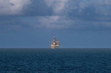 Yaz mevsiminde yatın önünde geniş açılı çekim. Yüksek kalite fotoğraf