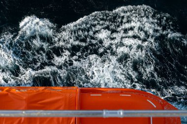 Okyanus Dalgaları ve Filikalar 'a bakan Balkon Gemisi' nden görüntü. Yüksek kalite fotoğraf