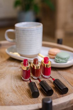 Güzellik manikürcüsünde müşteriye sunulan sıcak bir fincan kahve rahat ve rahatlatıcı bir atmosfer yaratıyor..