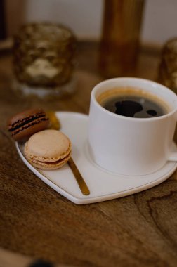 Güzellik manikürcüsünde müşteriye sunulan sıcak bir fincan kahve rahat ve rahatlatıcı bir atmosfer yaratıyor..