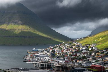 Faroe Adaları, Danimarka, Kuzey Atlantik 'teki fiyort ve dağların arasına yerleşmiş Klaksvik şehrinin nefes kesici panoramik manzarası..