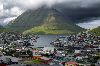 Faroe Adaları, Danimarka, Kuzey Atlantik 'teki fiyort ve dağların arasına yerleşmiş Klaksvik şehrinin nefes kesici panoramik manzarası..