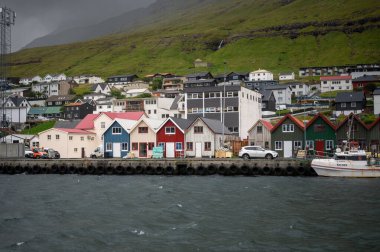 Faroe Adaları, Danimarka, Kuzey Atlantik 'teki fiyort ve dağların arasına yerleşmiş Klaksvik şehrinin nefes kesici panoramik manzarası..