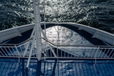 Yaz mevsiminde yatın önünde geniş açılı çekim. Yüksek kalite fotoğraf